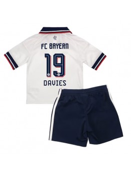 Otroški Nogometna dresi replika Bayern Munich Alphonso Davies #19 Gostujoči 2026-27 Kratek rokav (+ hlače)